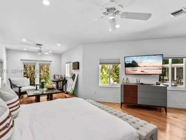 Продажа дома по адресу 6511 Riviera Dr - фото 8895758