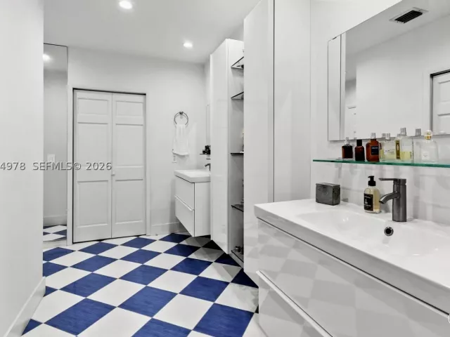 Продажа дома по адресу 6511 Riviera Dr - фото 8895759
