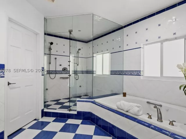 Продажа дома по адресу 6511 Riviera Dr - фото 8895760