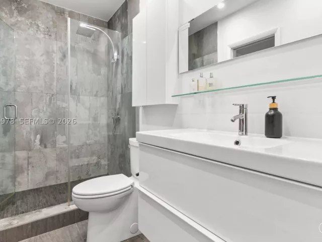 Продажа дома по адресу 6511 Riviera Dr - фото 8895762