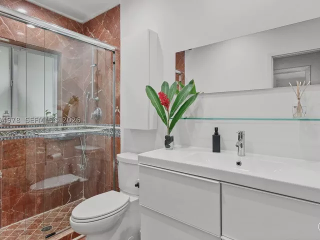 Продажа дома по адресу 6511 Riviera Dr - фото 8895766