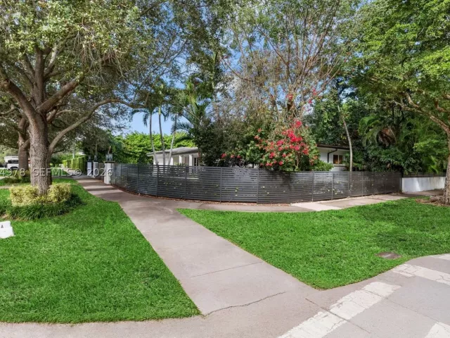Продажа дома по адресу 6511 Riviera Dr - фото 8895749