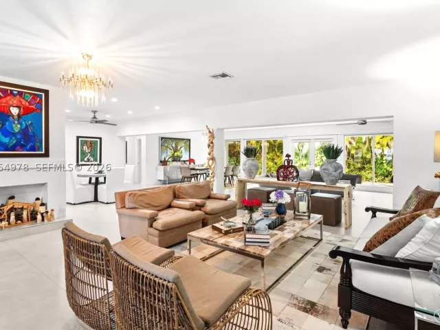 Продажа дома по адресу 6511 Riviera Dr - фото 8895750