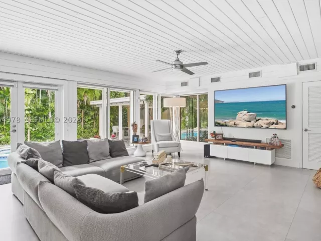 Продажа дома по адресу 6511 Riviera Dr - фото 8895752