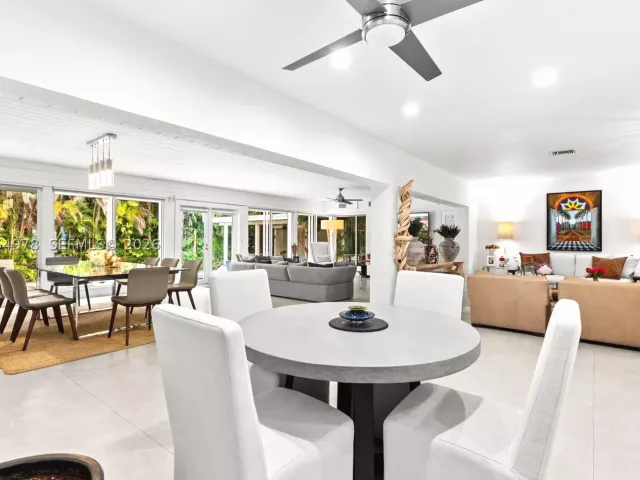 Продажа дома по адресу 6511 Riviera Dr - фото 8895753