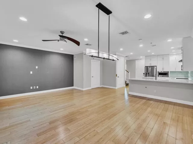 Продажа дома по адресу 1617 NE 2nd Court - фото 8916993