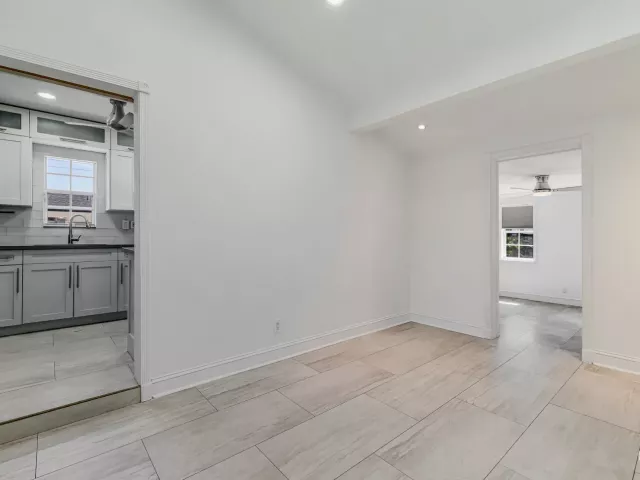 Продажа дома по адресу 1432 NE 2ND Avenue - фото 9375123