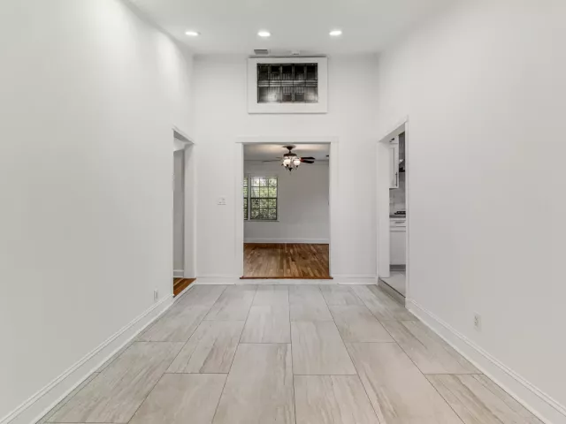 Продажа дома по адресу 1432 NE 2ND Avenue - фото 9375124