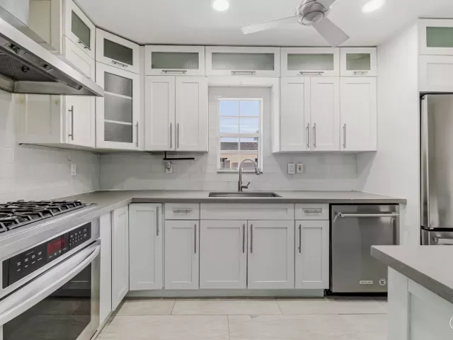 Продажа дома по адресу 1432 NE 2ND Avenue - фото 9375125