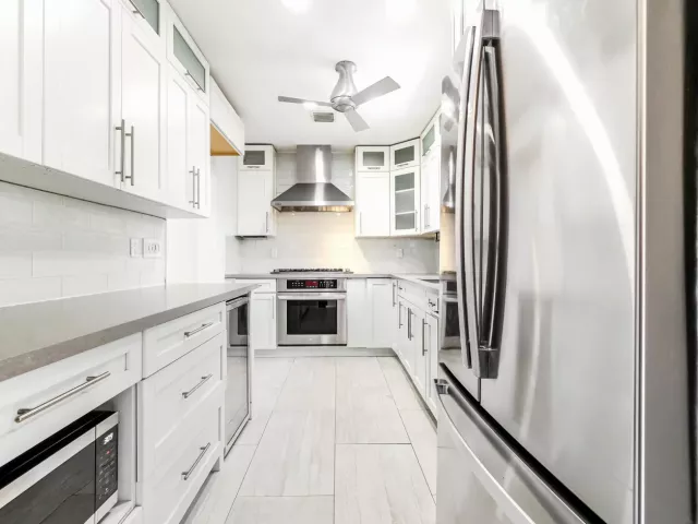 Продажа дома по адресу 1432 NE 2ND Avenue - фото 9375126