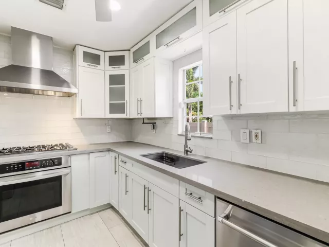 Продажа дома по адресу 1432 NE 2ND Avenue - фото 9375127