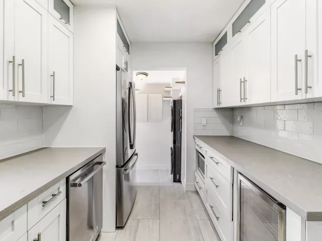 Продажа дома по адресу 1432 NE 2ND Avenue - фото 9375128