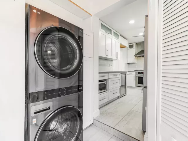 Продажа дома по адресу 1432 NE 2ND Avenue - фото 9375129
