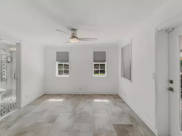 Продажа дома по адресу 1432 NE 2ND Avenue - фото 9375131