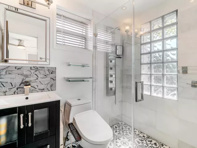 Продажа дома по адресу 1432 NE 2ND Avenue - фото 9375134