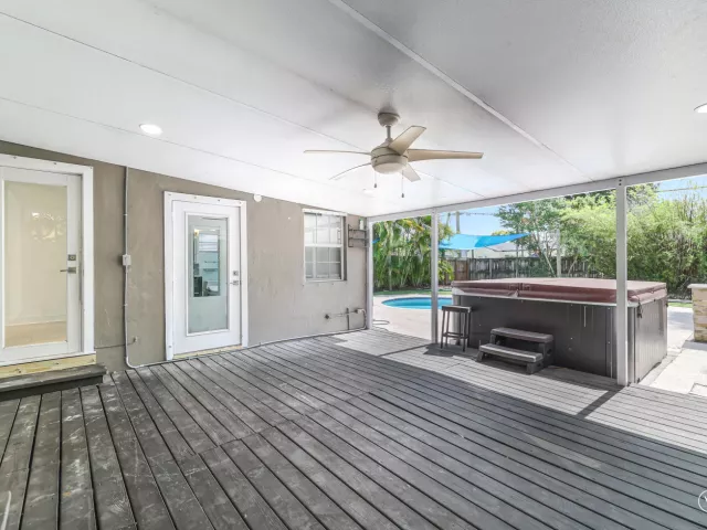 Продажа дома по адресу 1432 NE 2ND Avenue - фото 9375143