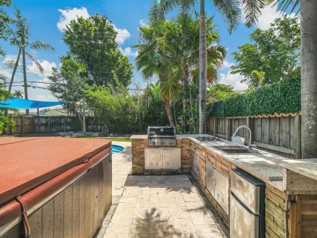 Продажа дома по адресу 1432 NE 2ND Avenue - фото 9375115