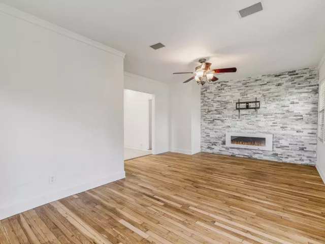 Продажа дома по адресу 1432 NE 2ND Avenue - фото 9375118