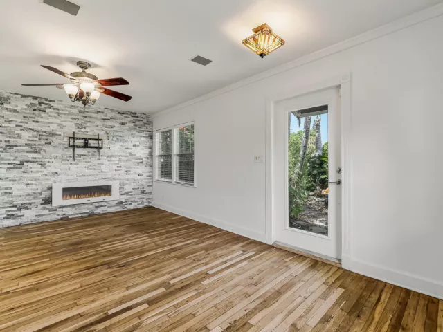 Продажа дома по адресу 1432 NE 2ND Avenue - фото 9375119
