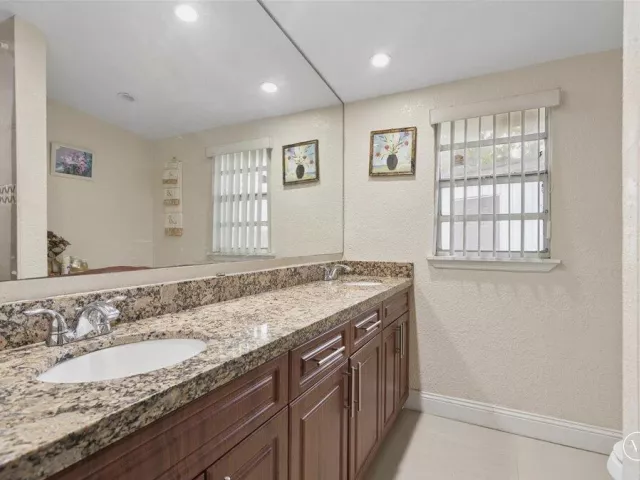 Продажа дома по адресу 1313 NW 13TH Court - фото 8896951