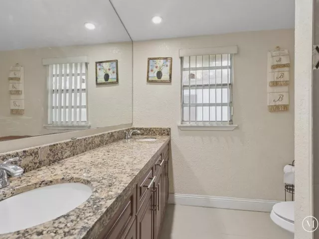 Продажа дома по адресу 1313 NW 13TH Court - фото 8896952