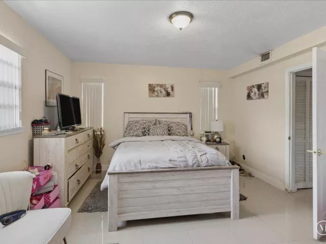 Продажа дома по адресу 1313 NW 13TH Court - фото 8896953