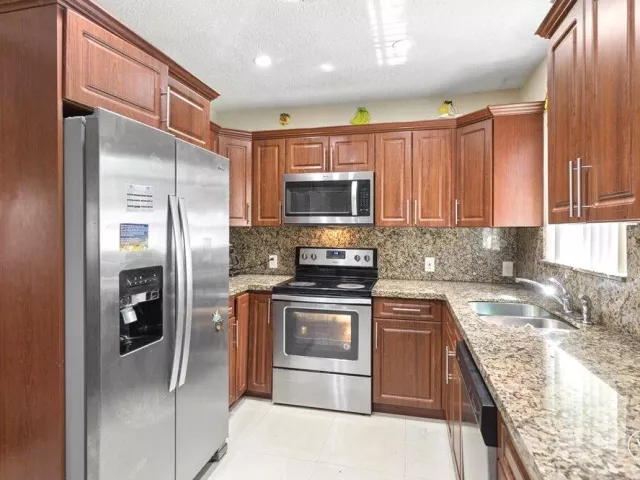 Продажа дома по адресу 1313 NW 13TH Court - фото 8896956