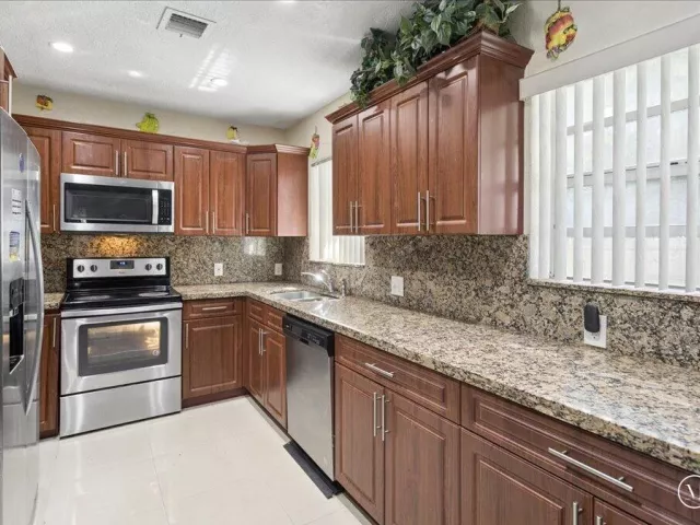 Продажа дома по адресу 1313 NW 13TH Court - фото 8896957