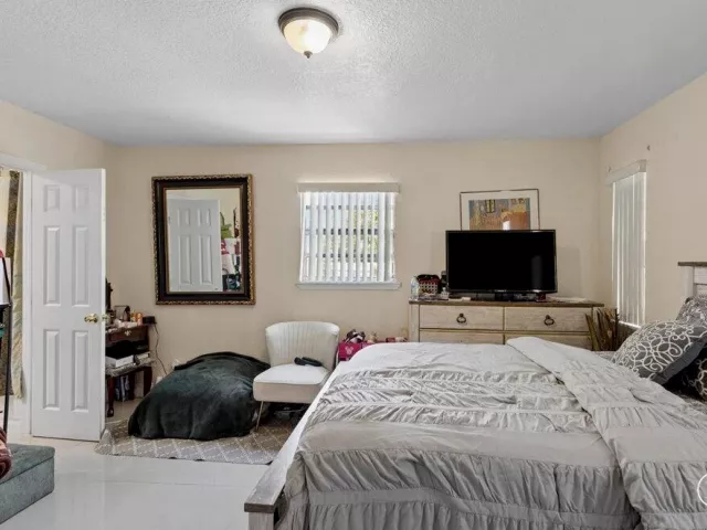 Продажа дома по адресу 1313 NW 13TH Court - фото 8896949