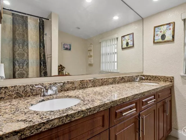 Продажа дома по адресу 1313 NW 13TH Court - фото 8896950