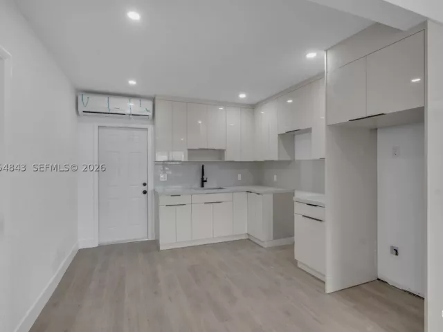 Продажа дома по адресу 2121 NW 86th Ter - фото 8947546