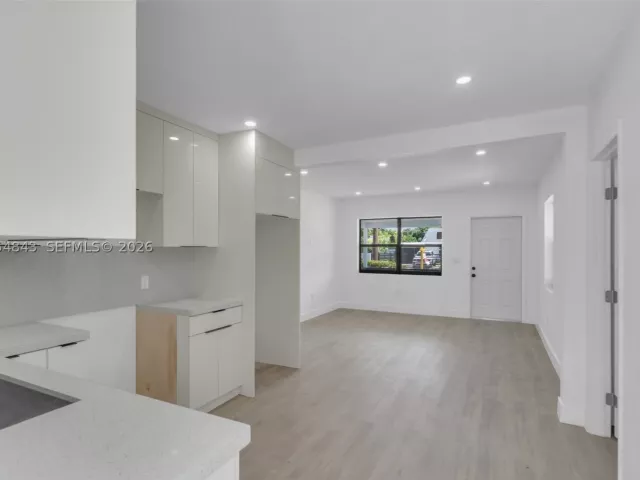 Продажа дома по адресу 2121 NW 86th Ter - фото 8947548