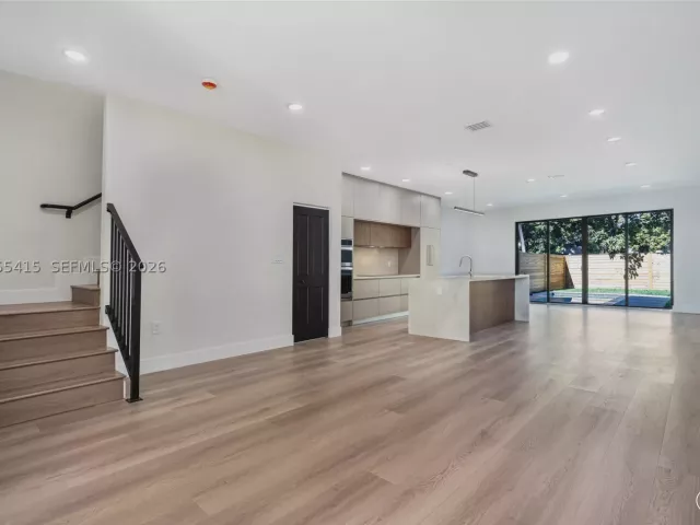 Продажа дома по адресу 283 NW 52nd St - фото 8897276