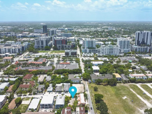 Продажа дома по адресу 640 NE 8TH Avenue - фото 8922826