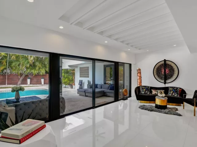Продажа дома по адресу 19130 NE 21st Ave - фото 8898227