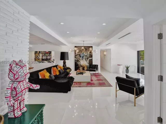 Продажа дома по адресу 19130 NE 21st Ave - фото 8898229