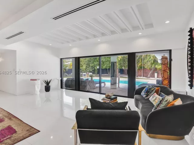 Продажа дома по адресу 19130 NE 21st Ave - фото 8898230