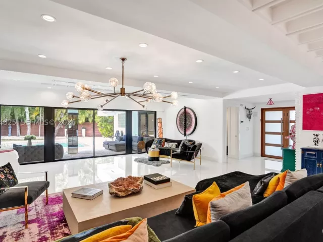Продажа дома по адресу 19130 NE 21st Ave - фото 8898232