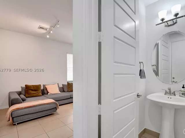 Продажа дома по адресу 650 NE 191st Ter - фото 8898177