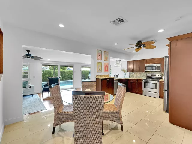 Продажа дома по адресу 1080 SE 9TH Avenue - фото 9268663