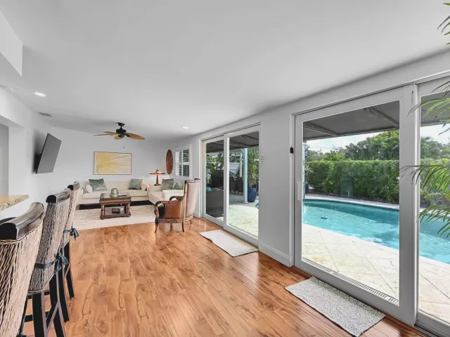 Продажа дома по адресу 1080 SE 9TH Avenue - фото 9268664
