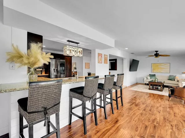Продажа дома по адресу 1080 SE 9TH Avenue - фото 9268665