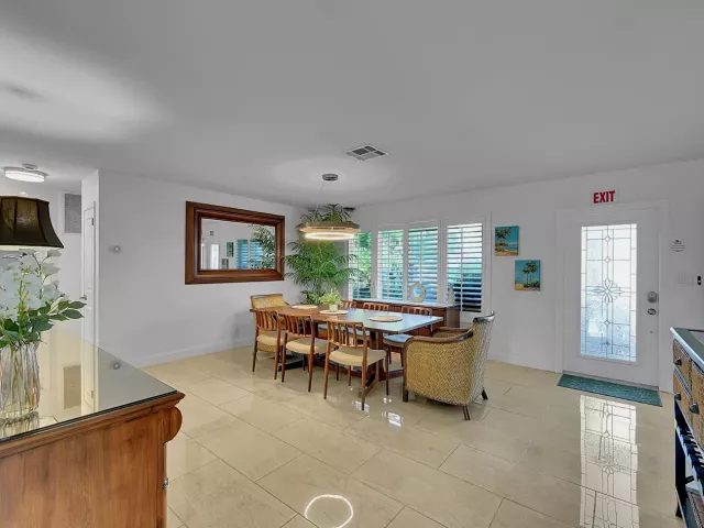 Продажа дома по адресу 1080 SE 9TH Avenue - фото 9268666