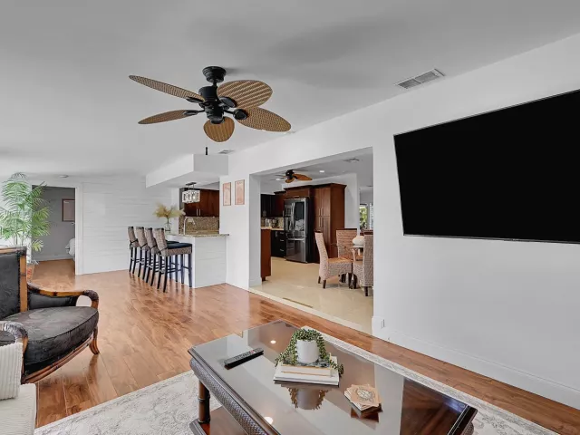 Продажа дома по адресу 1080 SE 9TH Avenue - фото 9268670