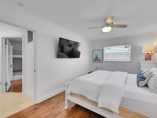 Продажа дома по адресу 1080 SE 9TH Avenue - фото 9268679