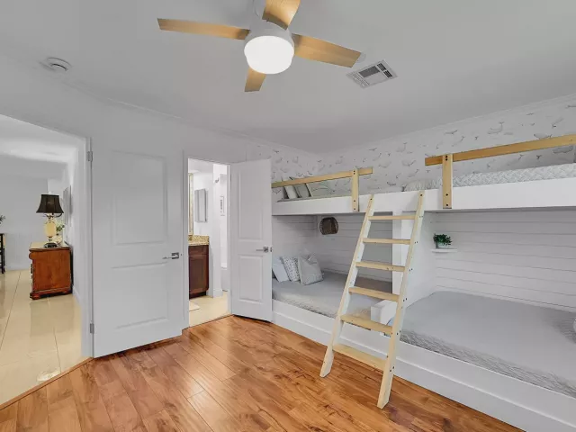 Продажа дома по адресу 1080 SE 9TH Avenue - фото 9268685