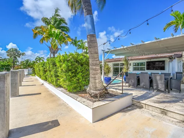 Продажа дома по адресу 1080 SE 9TH Avenue - фото 9268692