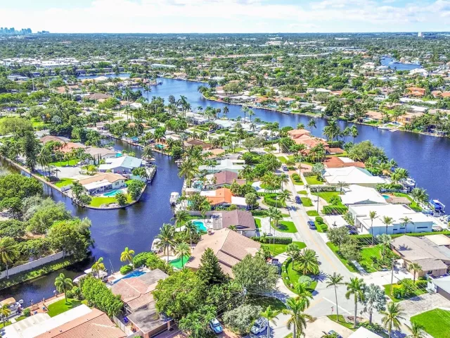 Продажа дома по адресу 1080 SE 9TH Avenue - фото 9268701