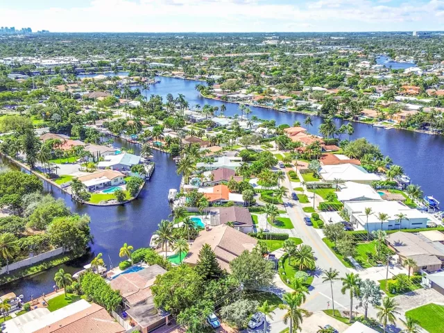 Продажа дома по адресу 1080 SE 9TH Avenue - фото 9268705