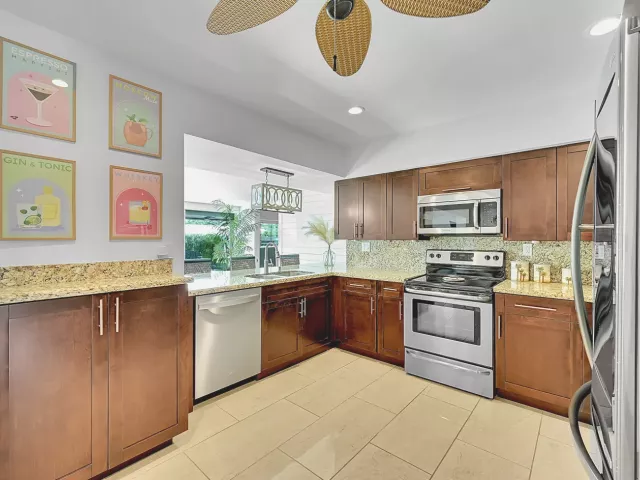 Продажа дома по адресу 1080 SE 9TH Avenue - фото 9268660